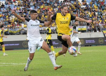 PEMAIN Perak, Luka Milunovic (kanan) diasak pemain Terengganu FC, Nelson Wilfredo Bonilla Sanchez pada perlawanan Liga Super di Stadium Manjung semalam. - UTUSAN/ZULFACHRI ZULKIFLI