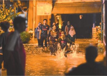 SUASANA di sekitar Kuala Perlis khususnya di beberapa perkampungan nelayan meriah ibarat ‘taman tema air’ berikutan fenomena air pasang besar di Kampung Seberang Ramai, Kuala Perlis, semalam. – MINGGUAN/IZLIZAN OTHMAN