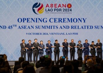 ANWAR Ibrahim (lima, kanan) bersama pemimpin ASEAN pada perasmian Sidang Kemuncak ASEAN di Vientiane, Laos hari ini. -PEJABAT PERDANA MENTERI