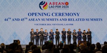 ANWAR Ibrahim (lima, kanan) bersama pemimpin ASEAN pada perasmian Sidang Kemuncak ASEAN di Vientiane, Laos hari ini. -PEJABAT PERDANA MENTERI