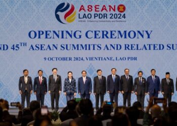 ANWAR Ibrahim bersama pemimpin ASEAN pada pelancaran Sidang Kemuncak ASEAN ke-44 dan ke-45 di Vientiane, Laos hari ini. -PEJABAT PERDANA MENTERI