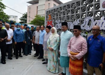 Perdana Menteri, Datuk Seri Anwar Ibrahim bersama Menteri Wilayah Dr. Zaliha Mustafa ketika melawat kawasan Medan Selera Jalan Raja Muda Abdul Aziz di sini baru-baru ini. UTUSAN/SYAKIR RADIN