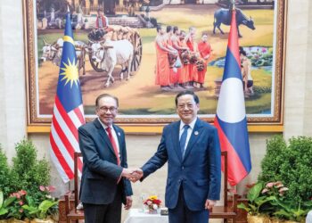 ANWAR Ibrahim bertemu Perdana Menteri Laos, Sonexay
Siphandone sempena Sidang Kemuncak ASEAN ke-44 dan ke-45 di
Vientiane, Laos semalam. - PEJABAT PERDANA MENTERI