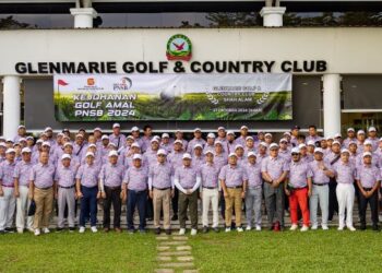 SAIFUDDIN Nasution Ismail (depan, 14 dari kanan) dan Amirudin Shaari (depan, 13 dari kanan) bergambar bersama peserta sebelum memulakan Kejohanan Golf Amal PNSB 2024 di Glenmarie Golf & Country Club, Shah Alam, semalam.