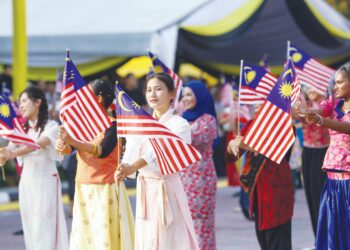 BAHASA Melayu telah sama-sama dipersetujui untuk diangkat sebagai bahasa negara pada Perjanjian Etnik 1955 yang kini lebih dikenali secara longgarnya sebagai Kontrak Sosial.