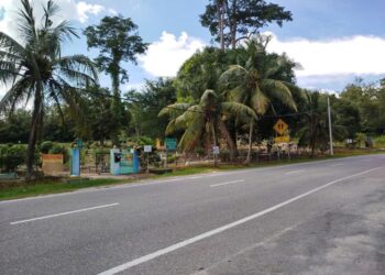 JALAN bersebelahan kawasan perkuburan di Kampung Padang, Gerik yang didakwa lokasi ‘penculikan’ seorang pelajar perempuan namun disahkan tidak benar. – UTUSAN/FADZIL ZAINOL