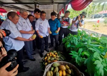 JOHARI Abdul Ghani melawat pameran pada Hari Terbuka Lembaga Koko Malaysia (LKM) 2024 di Pusat Penyelidikan dan Pembangunan (R&D) Koko Bagan Datuk, semalam. – UTUSAN/AIN SAFRE BIDIN