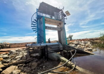 Struktur kunci air di Kampung Bagan Sungai Tiang di Bagan Datuk yang sudah senget membimbangkan penduduk kerana strukturnya  boleh roboh bila-bila masa. – UTUSAN/AIN SAFRE BIDIN