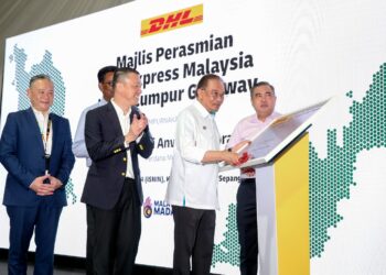 ANTHONY Loke ketika mengiringi Perdana Menteri, Datuk Seri Anwar Ibrahim menandatangani plak perasmian pada Majlis Perasmian DHL Express Malaysia Kuala Lumpur Gateway di KLIA Cargo Village Sepang, - UTUSAN/FAISOL MUSTAFA