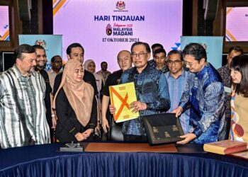 Perdana Menteri merangkap Menteri Kewangan,  Datuk Seri Anwar Ibrahim menunjukkan dokumen Belanjawan 2025 ketika hadir meninjau persiapan pembentangan  belanjawan di Kementerian Kewangan di Putrajaya semalam. – JABATAN PENERANGAN MALAYSIA