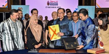 Perdana Menteri merangkap Menteri Kewangan,  Datuk Seri Anwar Ibrahim menunjukkan dokumen Belanjawan 2025 ketika hadir meninjau persiapan pembentangan  belanjawan di Kementerian Kewangan di Putrajaya semalam. – JABATAN PENERANGAN MALAYSIA