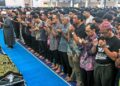 LEBIH 1,000 jemaah menunaikan solat jenazah tiga pelajar Universiti Teknologi Mara (UiTM) Dungun yang maut akibat dirempuh kenderaan Honda CRV malam semalam yang diimamkan Imam Masjid UiTM Dungun, Muhammad Adam Ali di Pusat Hidayah UiTM Dungun, Terengganu, semalam. – UTUSAN/PUQTRA HAIRRY