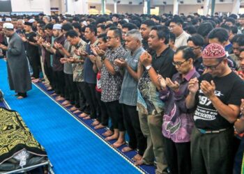 LEBIH 1,000 jemaah menunaikan solat jenazah tiga pelajar Universiti Teknologi Mara (UiTM) Dungun yang maut akibat dirempuh kenderaan Honda CRV malam semalam yang diimamkan Imam Masjid UiTM Dungun, Muhammad Adam Ali di Pusat Hidayah UiTM Dungun, Terengganu, semalam. – UTUSAN/PUQTRA HAIRRY