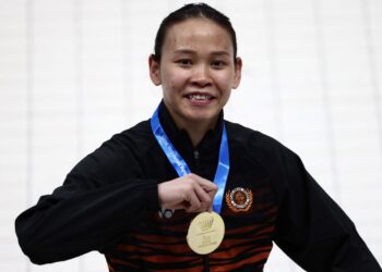 Pandelela Rinong menunjukkan pingat emas dimenanginya pada Piala Dunia FINA di Jepun pada 2021. - AFP