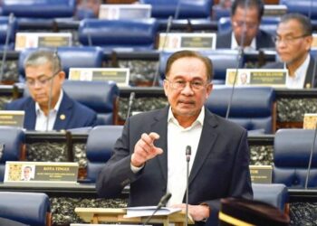 ANWAR Ibrahim ketika menjelaskan isu Duta Enclave pada Waktu Pertanyaan-Pertanyaan Perdana Menteri (PMQ) di Dewan Rakyat, semalam.