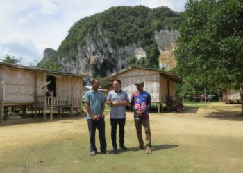 MOHD. Azmawi Fikri Abdul Ghani (tengah) melawat kawasan penempatan Orang Asli suku kaum Temiar di Kampung Bering Lama, Pos Pasik, Gua Musang.– UTUSAN/AIMUNI TUAN LAH