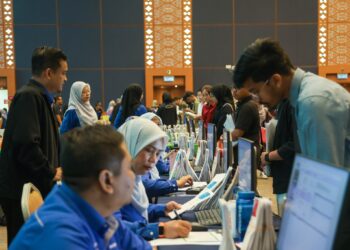 PROSES pendaftaran pelajar yang berjalan di Dewan Canselor, Kampus Induk UTeM, Durian Tunggal, Melaka.