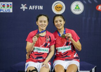 TEOH Mei Xing-Go Pei Kee meraikan kemenangan mereka di podium pada perlawanan akhir Malaysia Super 100, di Stadium Juara, Bukit Kiara, hari ini. - IHSAN BAM