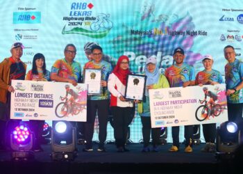 Pengarah Urusan Kumpulan/Ketua Pegawai Eksekutif Kumpulan RHB Banking Group, Datuk Mohd Rashid Mohamad (empat dari kiri) menerima sijil pengiktirafan daripada Malaysia Book of Records menerusi penganjuran RHB LEKAS Highway Ride 2024 edisi kesembilan.