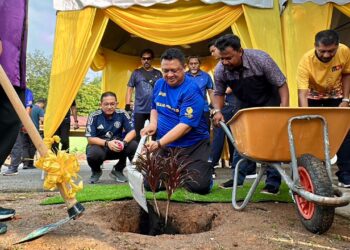 Tuanku Syed Faizuddin Putra Jamalullail menanam pokok di perkarangan Masjid Kampung Sesapan Batu Rembat sebagai simbolik program Kayuhan Berbasikal dan Tanggungjawab Sosial Korporat MJII di Beranang, Selangor semalam.