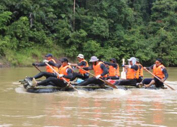 PASUKAN yang menyertai lumba rakit dari Kampung Pagi ke Taman Negara Kuala Tahan di Jerantut, Pahang. - UTUSAN/SALEHUDIN MAT RASAD