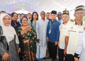 M. KUMAR (enam dari kanan) bersama tetamu di rumah terbuka  Deepavali di Ibu pejabat Polis Kontinjen Johor, semalam.