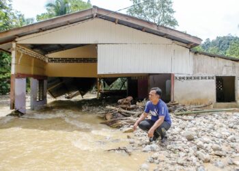 MOHD. Naim Asri Baharom hanya mampu melihat rumah pusaka yang didiaminya musnah akibat dilanda banjir puing di Kampung Teluk Rambong, Baling, Kedah. – UTUSAN/ SHAHIR NOORDIN