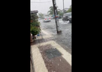 PARIT dekat salah satu kampung di Kota Raja, Klang, Selangor dipenuhi air sehingga melimpah ke jalan raya akibat hujan lebat, baru-baru ini. 
– IHSAN PENDUDUK