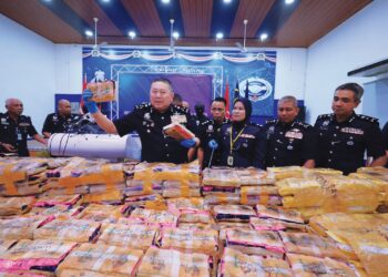 KHAW Kok Chin (lima dari kanan) menunjukkan dadah yang dirampas di sebuah rumah di Jalan Pasir Mas
Salor dalam sidang akhbar di Kota Bharu, Kelantan, semalam.  UTUSANKAMARUL BISMI KAMARUZAMAN