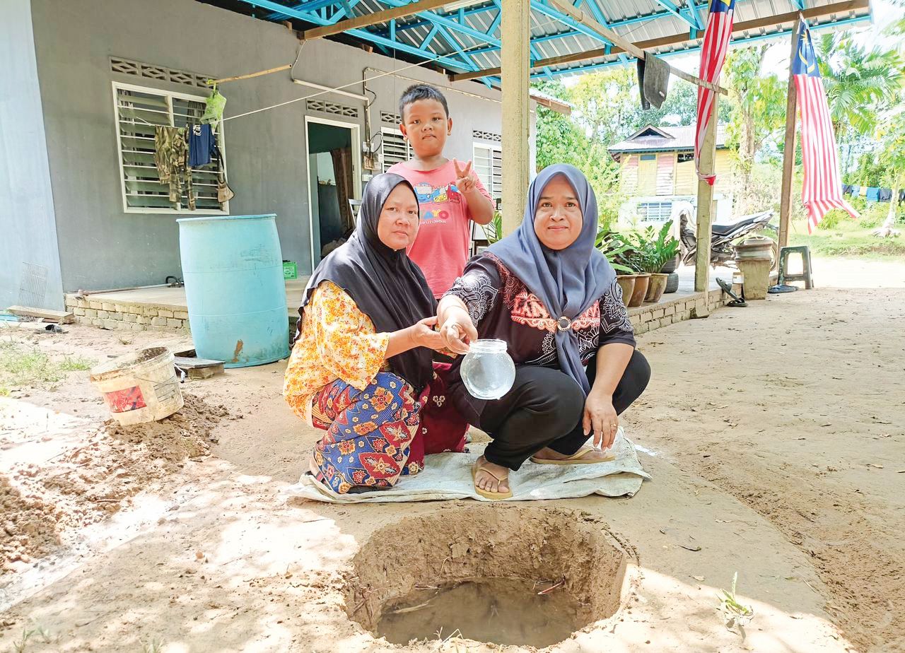 Suri rumah terkejut mata air muncul depan rumah