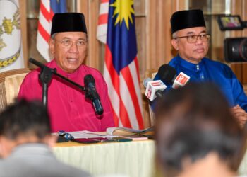 MOHD. Zahidi Zainuddin (kiri) dalam sidang akhbar mengenai penganugerahan darjah kebesaran dan pingat sempena sambutan ulang tahun hari keputeraan Sultan Perak, Sultan Nazrin Muizzuddin Shah di Ipoh, semalam. - UTUSAN/MUHAMAD NAZREEN SYAH MUSTHAFA