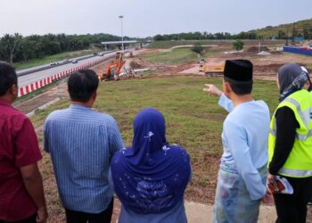 ONN HAFIZ Ghazi (dua dari kanan) meninjau pelaksanaan projek pelebaran laluan Senai Utara-Sedenak di Lebuhraya Utara-Selatan.