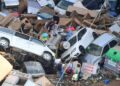 ORANG ramai memanjat timbunan kereta yang dihanyutkan oleh banjir di Sedavi, selatan Valencia, timur Sepanyol, semalam.- AFP