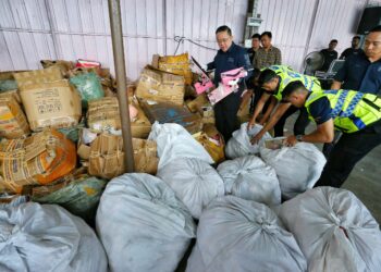 NIK Yusaimi Yussof (kiri) menunjukkan sebahagian alat mainan seks yang dilupuskan pada pada sidang akhbar Pelupusan Ekshibit di Bawah Akta Mesin Cetak dan Penerbitan (AMCP) 1984, di Rasah, Seremban hari ini.-UTUSAN/MOHD. SHAHJEHAN MAAMIN.