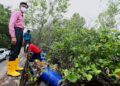 YEW Boon Lye menunjukkan pencemaran sisa kimia cat dan minyak yang dibuang di Bukit Pelandok, Port Dickson.-UTUSAN/MOHD. SHAHJEHAN MAAMIN.