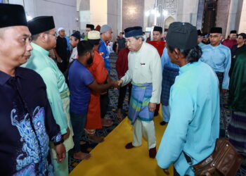 SULTAN Sharafuddin Idris Shah berkenan bersalaman dengan jemaah selepas selesai menunaikan solat Jumaat di Masjid Sultan Salahuddin Abdul Aziz Shah di Shah Alam, Selangor, semalam. – UTUSAN/AFIQ RAZALI