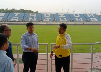 NEOW Choo Seong (dua dari kanan) ketika meninjau Stadium Manjung hari ini. - UTUSAN