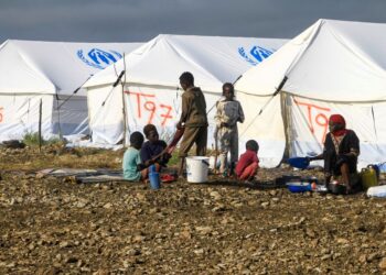 PENDUDUK Sudan yang hilang tempat tinggal ditempatkan di sebuah kem kendalian UNHCR di bandar sempadan Gallabat, di negeri timur Gadaref.- AFP