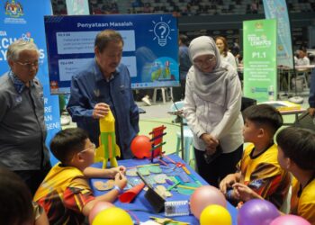 ROLAND Sagah Wee Inn beramah mesra dengan peserta Malaysia Techlympics 2024 Peringkat Zon Sarawak, di Sibu semalam.