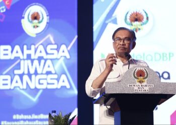 ANWAR Ibrahim berucap pada Majlis Pelancaran Bulan Bahasa Kebangsaan 2024 di Ipoh hari ini. - UTUSAN/MUHAMAD NAZREEN SYAH MUSTHAFA