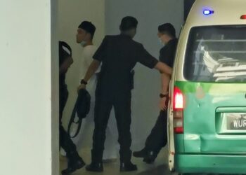 PU Azman yang memakai baju-t penjara berwarna putih dan berkopiah hitam dilihat tiba di pekarangan Kompleks Mahkamah Seremban menaiki van Penjara Kajang.-UTUSAN/MOHD. SHAHJEHAN MAAMIN.