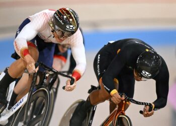 MUHAMMAD Shah Firdaus (kanan) bersaing dengan pelumba Jepun, Kaiya Ota dalam aksi separuh akhir keirin Sukan Olimpik Paris 2024. - AFP