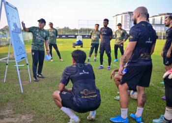 Badrul Afzan Razali (kiri) mengambil alih tugas jurulatih buat sementara waktu pada sesi latihan menjelang aksi Liga Super menentang PDRM di Kompleks Sukan Gong Badak, semalam. – UTUSAN/PUQTRA HAIRRY