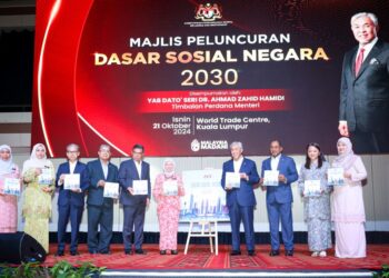 AHMAD Zahid Hamidi (empat dari kanan) bersama tetamu kenamaan menyempurnakan pelancaran Dasar Sosial Negara (DSN) 2030 di Pusat Dagangan Dunia Kuala Lumpur (WTCKL), semalam. – UTUSAN/SADDAM YUSOFF