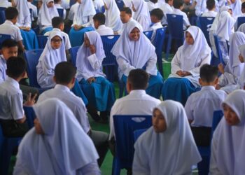 TINDAKAN afirmatif dan meritokrasi perlu diseimbangkan mengikut kesesuaian keadaan agar prinsip keadilan serta kesaksamaan dalam pendidikan tidak diabaikan.  – UTUSAN/PUQTRA HAIRRY