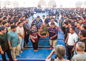 JENAZAH tiga sahabat dibawa masuk ke Pusat Hidayah Universiti Teknologi Mara Kampus Dungun untuk disembahyang sebelum dibawa pulang untuk dikebumikan ke kampung masing-masing, semalam.