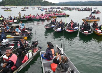 SEBAHAGIAN peserta termasuk pelancong menyertai acara Monsoon Casting Tournament di Tasik Kenyir, Hulu Terengganu pada musim tengkujuh. – UTUSAN/PUQTRA HAIRRY ROSLI