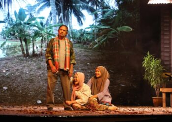 ANTARA babak pementasan teater Asy Syura karya agung Tan Sri Johan Jaafar di Auditorium Kompleks Jabatan Kebudayaan dan Kesenian Negara (JKKN) Perlis, Kangar  semalam. – UTUSAN/ SHAHIR NOORDIN