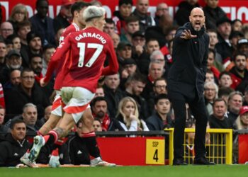 ERIK Ten Hag meminta peminat Manchester United menilai kemampuannya pada penghujung musim. - AFP