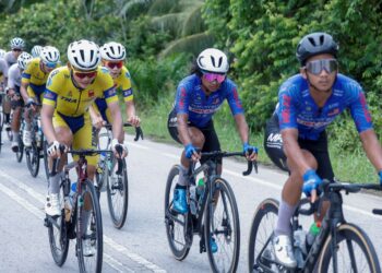 Zulfikri Zulkifli (dua dari kanan) menempuh laluan yang panjang dari Miri ke Bintulu pada perlumbaan peringkat ketujuh LTdL 2024, semalam. - UTUSAN/SHIDDIEQIIN ZON